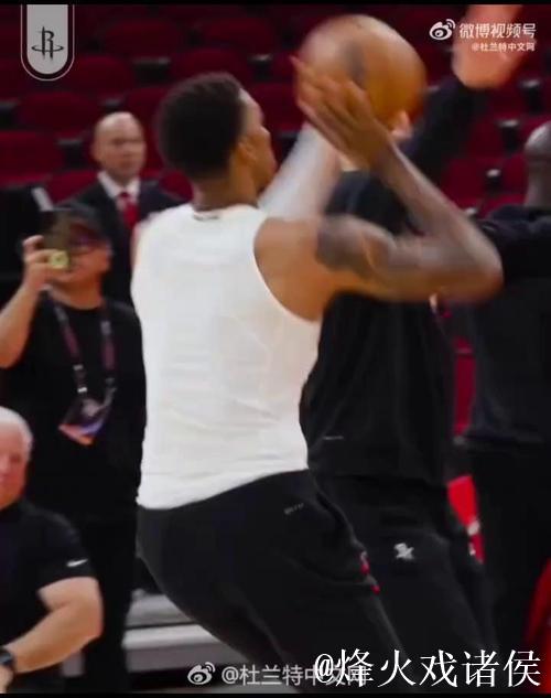 严阵以待！火箭社媒晒火箭球员进行赛前热身的花絮视频