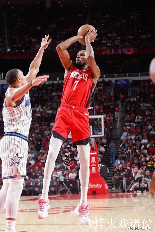 杜兰特运球急停中投打进，火箭打出一波14-7追平比分