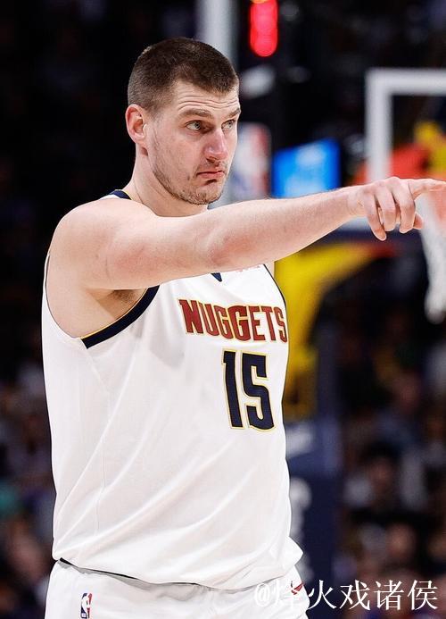 约基奇跑位到弧顶超远三分干拔不中,比赛进入加时赛 约基奇跑位到弧顶超远三分干拔不中,比赛进入加时赛