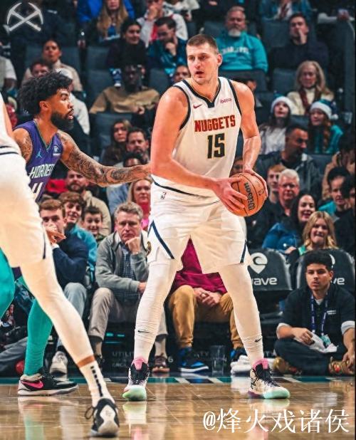 约基奇跑位到弧顶超远三分干拔不中,比赛进入加时赛 约基奇跑位到弧顶超远三分干拔不中,比赛进入加时赛